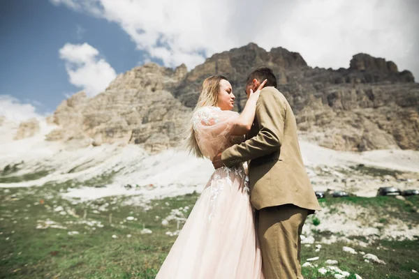 Krásná Nádherná Nevěsta Pózuje Ženich Baví Blízkosti Hor Úžasným Výhledem — Stock fotografie