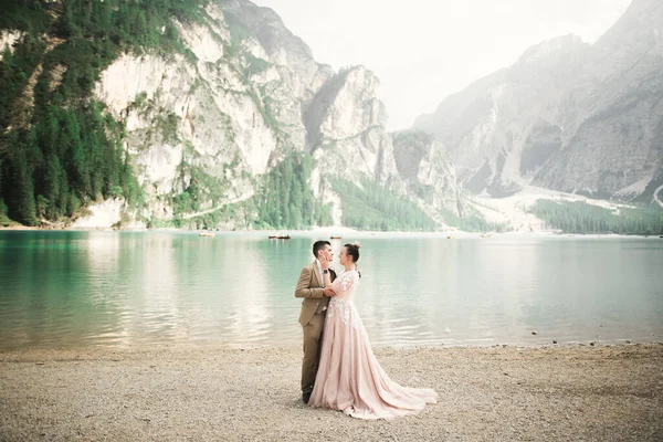 Dağlarda Göl Kenarında Güzel Modern Bir Çift Düğün Fotoğrafları Çekiyor — Stok fotoğraf