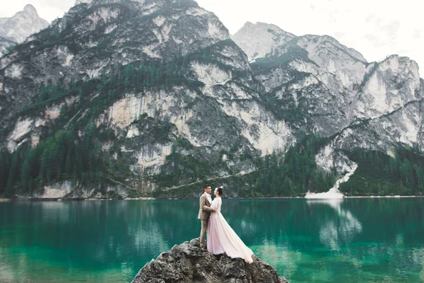 Svatební Pár Přírodě Objímat Blízkosti Krásného Jezera Horách Krásná Modelka — Stock fotografie