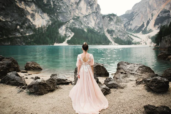 Красивая Невеста Позирует Скал Фоне Гор — стоковое фото