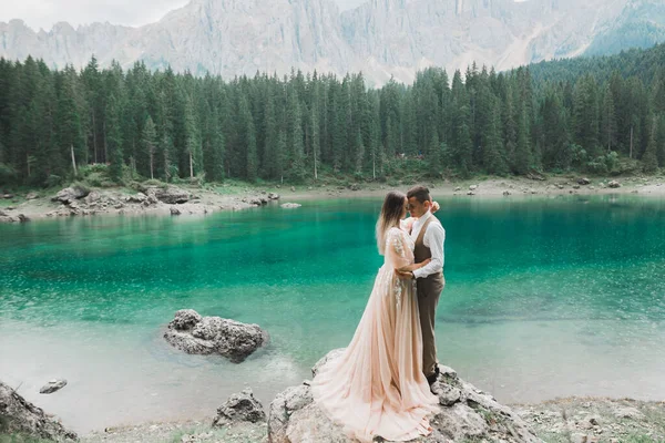 Doğadaki Düğün Çifti Dağlardaki Güzel Bir Gölün Yanında Birbirlerine Sarılıyorlar — Stok fotoğraf