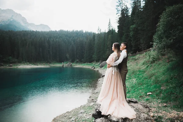 Свадебная Пара Природе Обнимает Друг Друга Возле Красивого Озера Горах — стоковое фото