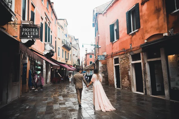 Свадебная Пара Держащаяся Руки Жениха Невесту День Свадьбы Венеции Италия — стоковое фото