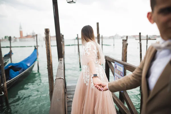 Casamento Casal Mãos Dadas Noivo Noiva Juntos Dia Casamento Veneza — Fotografia de Stock