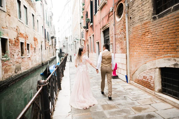 Весільна Пара Тримається Руки Наречені Наречені Разом День Весілля Венеції — стокове фото