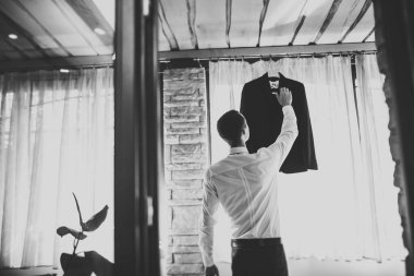 Güzel adam, damat poz veriyor ve düğüne hazırlanıyor..