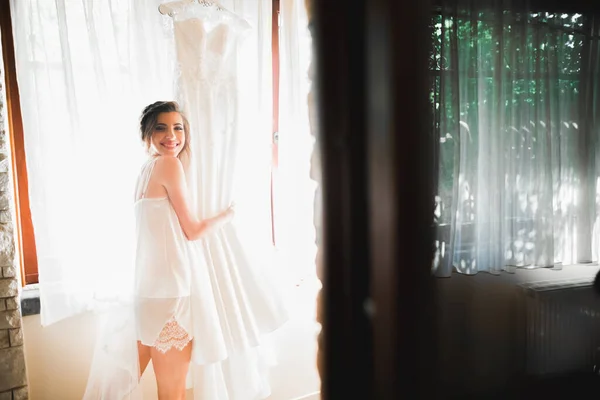 美丽的新娘身穿时尚婚纱 羽毛飘逸 妆容华丽 发型华丽 室内摄影 — 图库照片