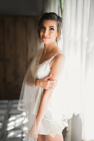 豪華な喜びのメイクアップと髪型と羽でファッションウェディングドレスを身に着けている美しい花嫁 スタジオ屋内写真撮影 — ストック写真