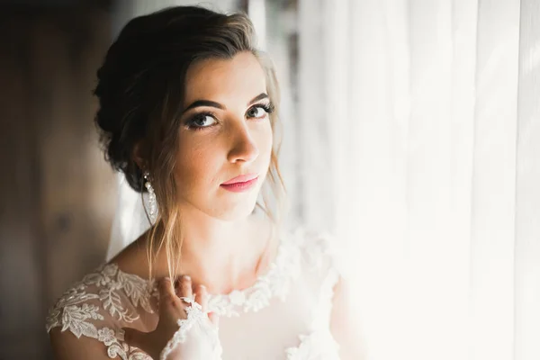 Krásná Nevěsta Nosí Módní Svatební Šaty Peřím Luxusním Make Účes — Stock fotografie