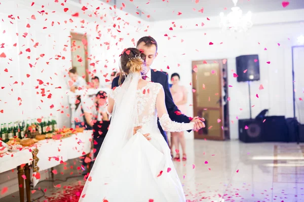 Primul Dans Nuntă Cuplului Proaspăt Căsătorit Restaurant — Fotografie, imagine de stoc