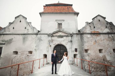 Düğün günü el ele tutuşan çift, damat ve gelin..