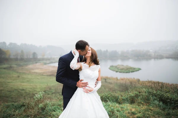 Csókolózó Pár Esküvői Természet Közeli Portré — Stock Fotó