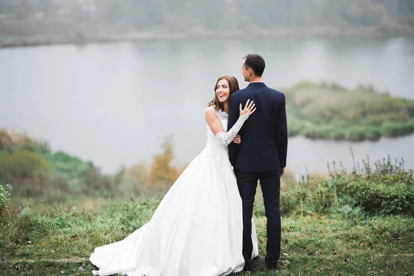 Parkta Kucaklaşan Yeni Evli Çiftin Güzel Romantik Düğünü — Stok fotoğraf