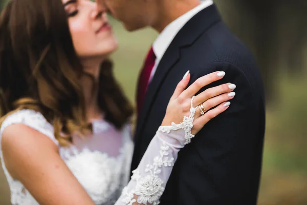 Romantique Conte Fées Couple Jeunes Mariés Heureux Embrassant Embrassant Dans — Photo