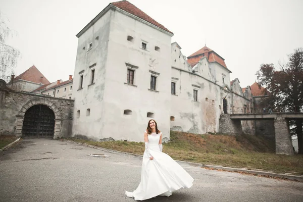 Красива Модна Наречена Весільній Сукні Позує — стокове фото