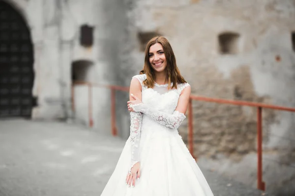 Zarif Beyaz Elbiseler Içinde Güzel Bir Gelin — Stok fotoğraf