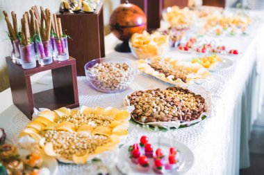 Lezzetli düğün resepsiyonu, tatlı masası..