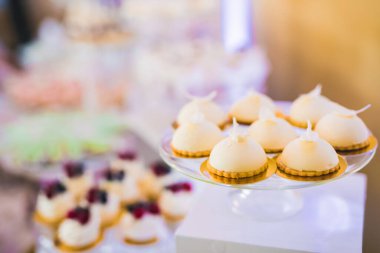 Lezzetli ve tatlı bir tatlı masası. Kapalı resepsiyonda küçük kekler ve shot 'lar var..