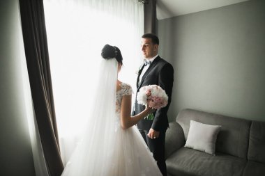 Genç ve güzel bir çiftin yakın çekimi..