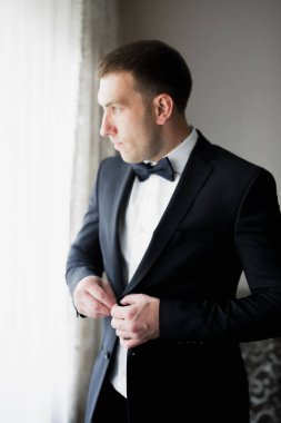 Damat sabah hazırlığı. Yakışıklı adam giyiniyor ve düğüne hazırlanıyor..