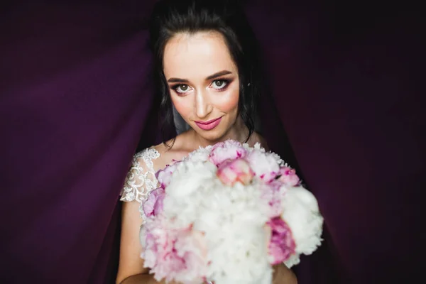 Porträt Der Schönen Braut Mit Modeschleier Hochzeitsmorgen — Stockfoto