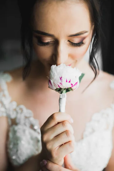 Gyönyörű Luxus Menyasszony Elegáns Fehér Ruha Tartja Csokor Virág Kezében — Stock Fotó