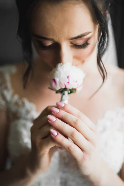 Krásná Luxusní Nevěsta Elegantních Bílých Šatech Drží Kytice Květin Rukou — Stock fotografie