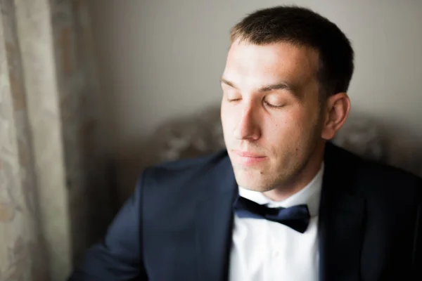 Schöner Mann Bräutigam Posiert Und Bereitet Sich Auf Hochzeit Vor — Stockfoto