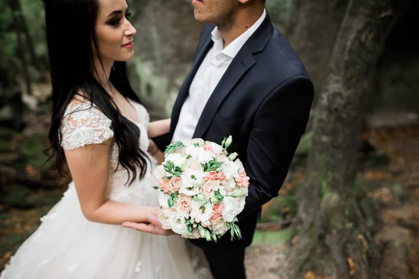 Romantisches Märchenhaftes Glückliches Brautpaar Das Sich Park Umarmt Und Küsst — Stockfoto