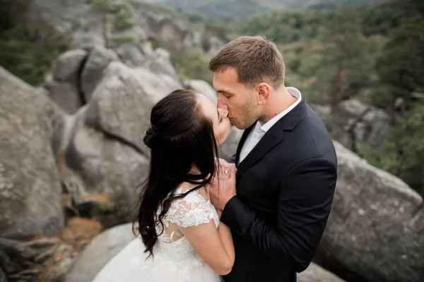 Liebender Mann Und Frau Hintergrund Der Berge Liebendes Paar Verbringt — Stockfoto
