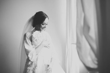 Tüylü, lüks makyaj, saç stili, stüdyo içi fotoğraf çekimi olan güzel bir gelin..