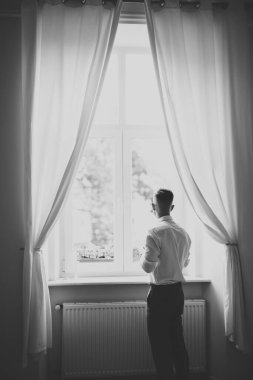 Genç ve yakışıklı bir adam iş toplantısından sonra bir otelde dinleniyor..