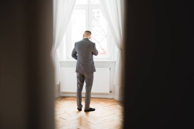 Genç ve yakışıklı bir adam iş toplantısından sonra bir otelde dinleniyor..