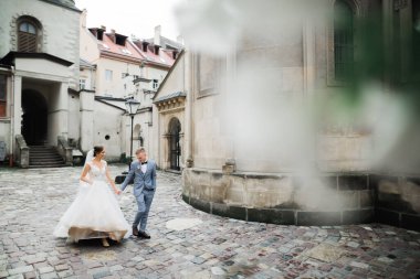 Düğün günü el ele tutuşan çift, damat ve gelin..