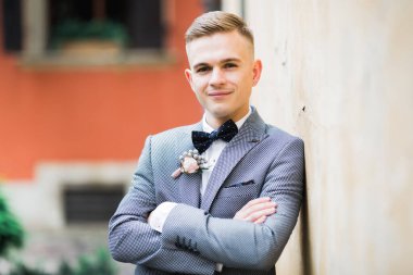 Arka planda izole edilmiş bir şekilde gülümseyen genç adamın portresi..