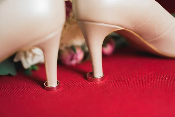 결혼반지와 신발이 아름다운 — 스톡 사진