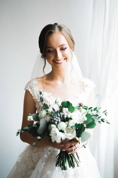 Невеста Держит Большой Красивый Свадебный Букет Цветами — стоковое фото