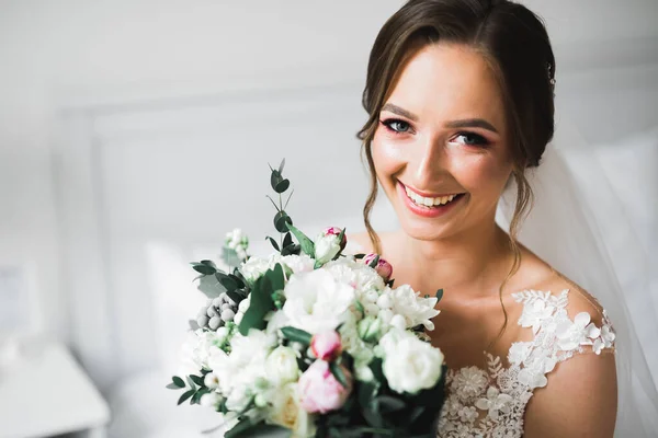 Розкішна Весільна Наречена Дівчина Позує Посміхається Букетом — стокове фото
