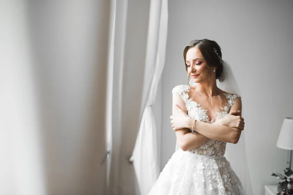 Πολυτελής Νύφη Λευκό Φόρεμα Που Ποζάρει Ενώ Προετοιμάζεται Για Την — Φωτογραφία Αρχείου