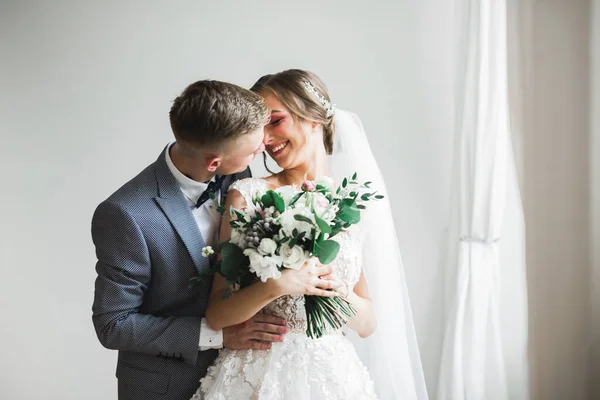 Свадебная Пара Природе Обнимает Друг Друга Красивая Модель Девушки Белом — стоковое фото