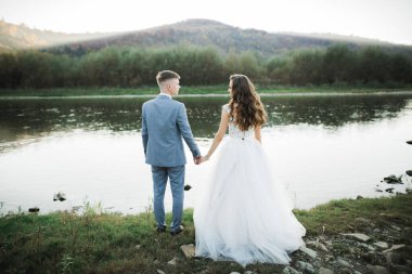 Düğün günü el ele tutuşan çift, damat ve gelin..