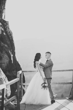 Göz kamaştırıcı mutlu çift birbirine yakın duruyor ve gözlerinin içine bakıyor..