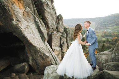 Düğün günü el ele tutuşan çift, damat ve gelin..