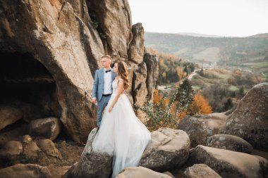 Romantik düğün anı, yeni evli çiftin gülümseyen portresi, gelin ve damadın kucaklaşması.