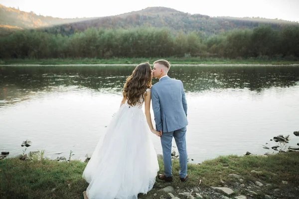 Gyönyörű Esküvői Pár Csókolózik Ölelkezik Part Közelében Egy Hegyi Folyó — Stock Fotó