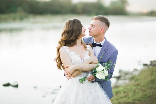 Casamento Lindo Casal Beijando Abraçando Perto Costa Rio Montanha Com — Fotografia de Stock