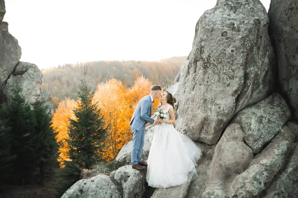 Gyönyörű Menyasszony Vőlegény Ölelkeznek Csókolóznak Esküvő Napján Szabadban — Stock Fotó