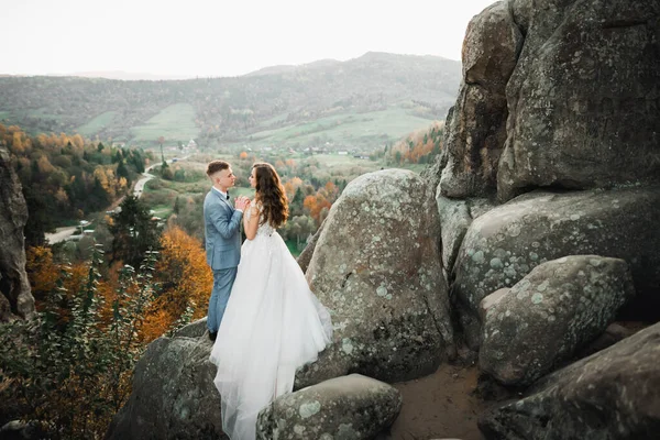 Loving Husband Woman Background Mountains Loving Couple Emotionally Spends Time — Stock Photo, Image