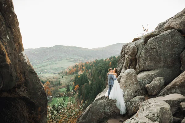 Αγαπημένοι Σύζυγοι Στο Φόντο Των Βουνών Ερωτευμένο Ζευγάρι Περνάει Χρόνο — Φωτογραφία Αρχείου