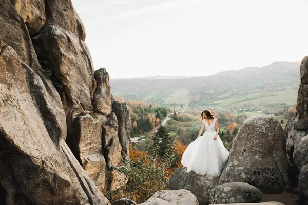 Bela Noiva Posando Perto Rochas Contra Fundo Montanhas — Fotografia de Stock